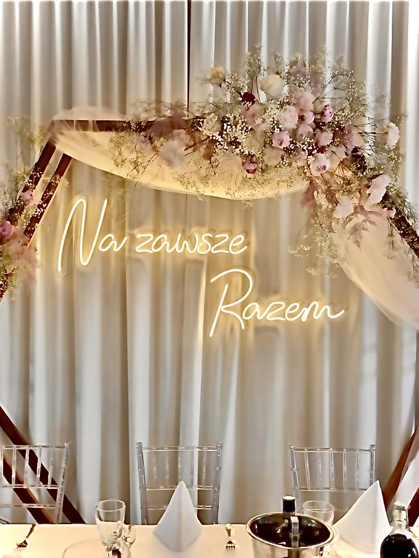 dekoracje olsztyn ścianka Pary młodej Dekoracje ślubne neon na wesele napis na wesele